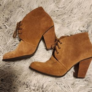 BCBG brown/tan leather lace up woman ankle BOOTS pumps
